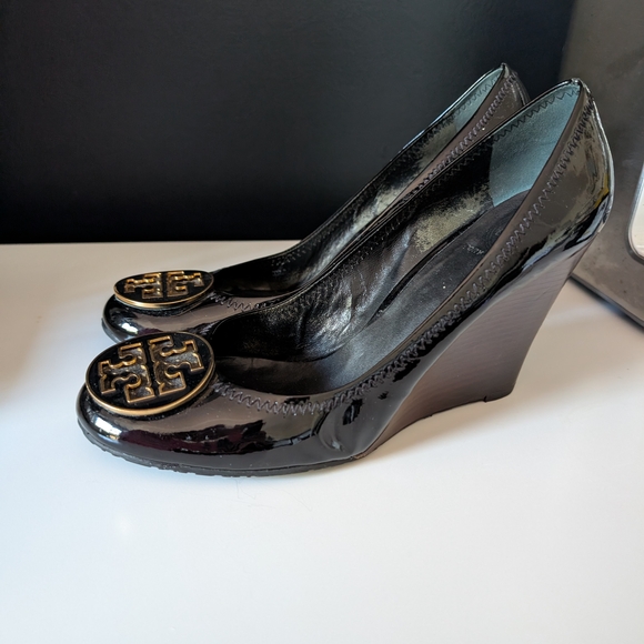 Tory Burch Caroline Black Patent Leather Wedges with Gold Medallion Logo - Picture 4 of 7